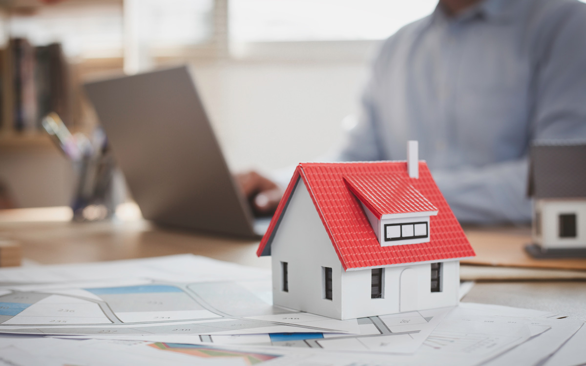 A person explaining the concept of balance transfer for home loan